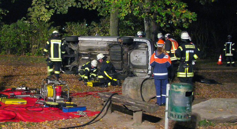 Fiktive Rettung von zwei eingeklemmten Personen nach einem schweren Verkehrsunfall